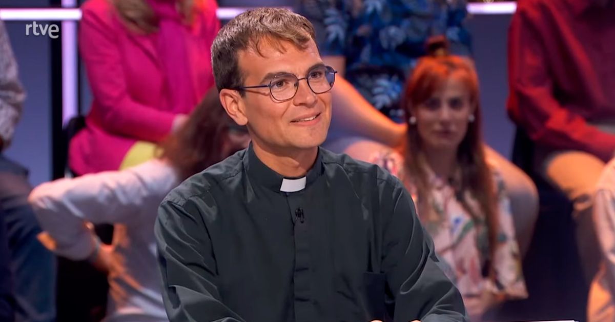 Este sacerdote participó (y triunfó) en programa concurso para ayudar a su hermano