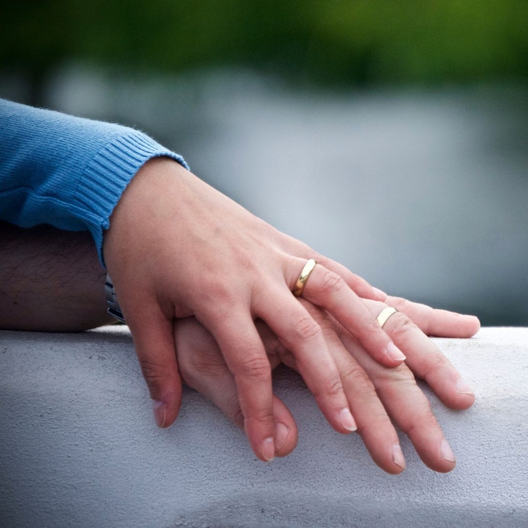 Sacerdote explica el verdadero significado del anillo de boda y se hace viral