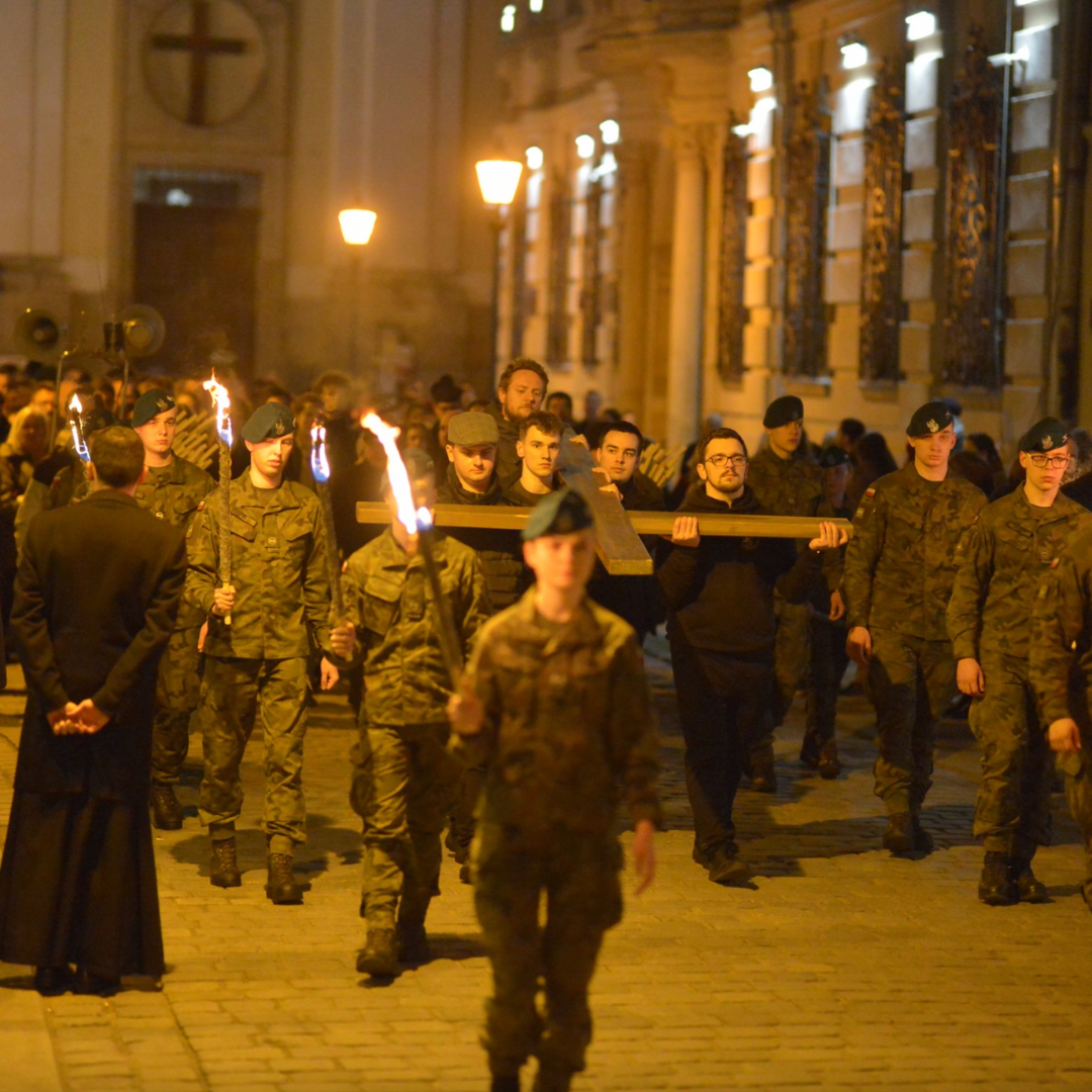 Universitarios llevan gran cruz de madera por las calles en tradicional Vía Crucis