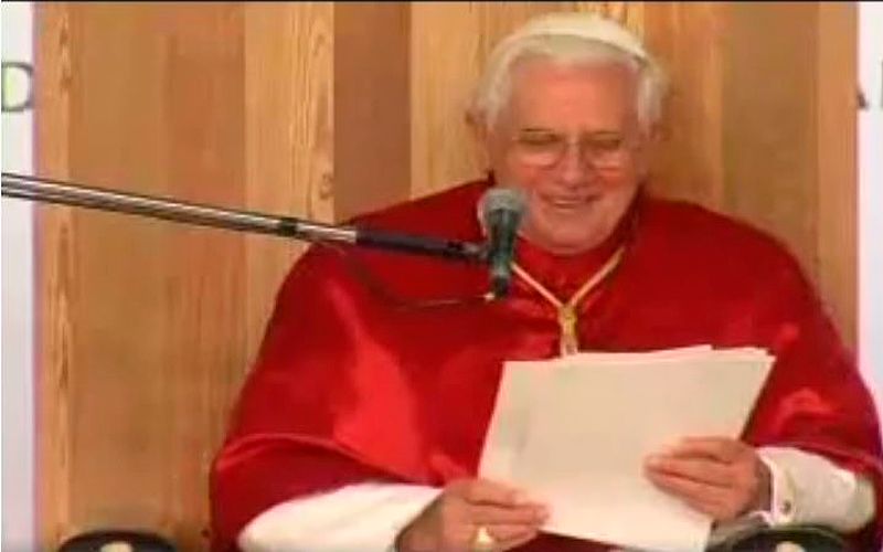 Video: La risa espontánea de Benedicto XVI