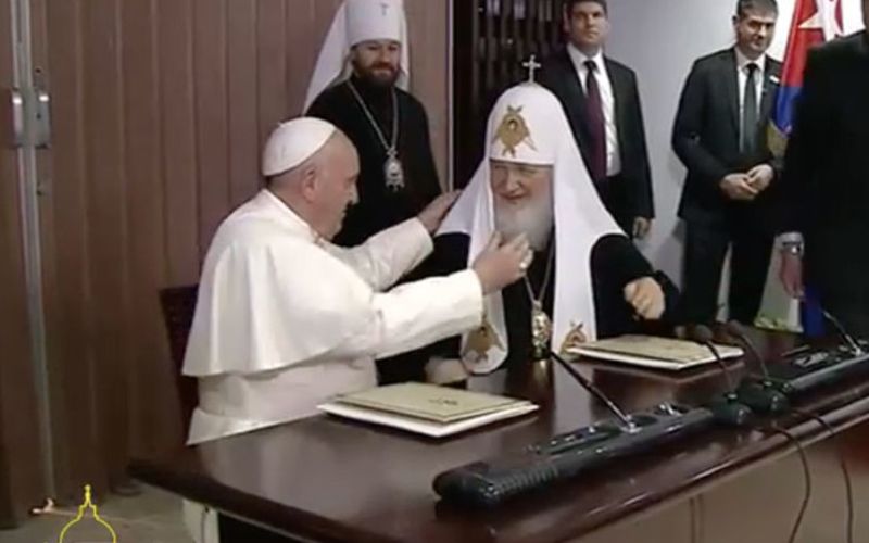 El histórico encuentro entre el Papa Francisco y el Patriarca Ortodoxo Ruso en fotos