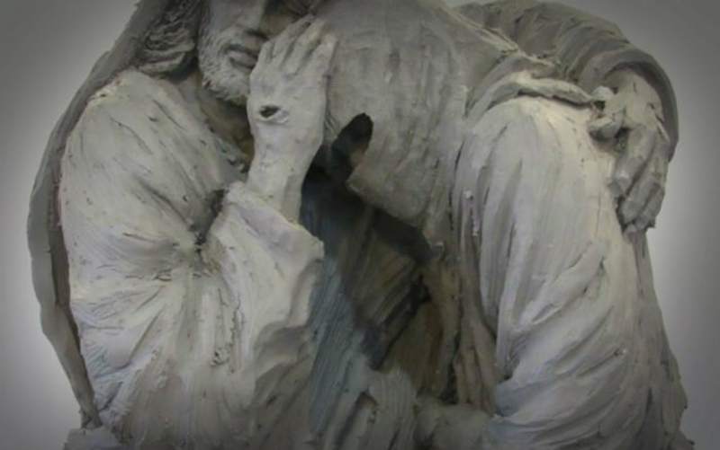 "Amen a sus enemigos": Jesús abraza a terrorista en polémica nueva escultura