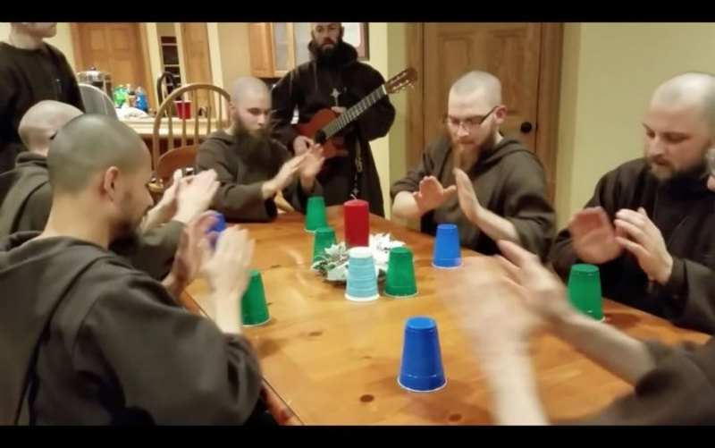 Estos frailes franciscanos demuestran su habilidad con el "juego del vaso"