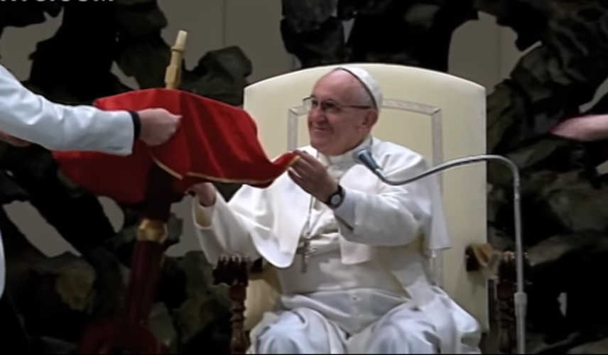 La mesa voladora: El Papa Francisco aprende un divertido truco de "magia"