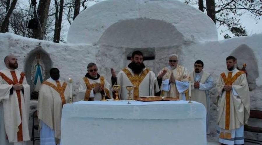 Una épica Misa en una capilla hecha con nieve y hielo