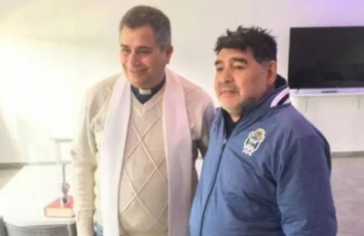 "Yo me mandé muchos errores en la vida... y me arrepiento": sacerdote cuenta conversación con Maradona
