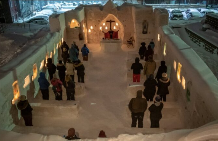 Estudiantes universitarios construyen una increíble capilla de hielo y celebran Misa