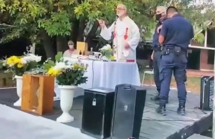 Policía intentó desalojar una Comunión y el sacerdote no lo permitió