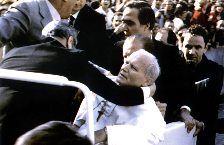 Conoce la camiseta que llevaba San Juan Pablo II el día de su atentado y hoy es una reliquia
