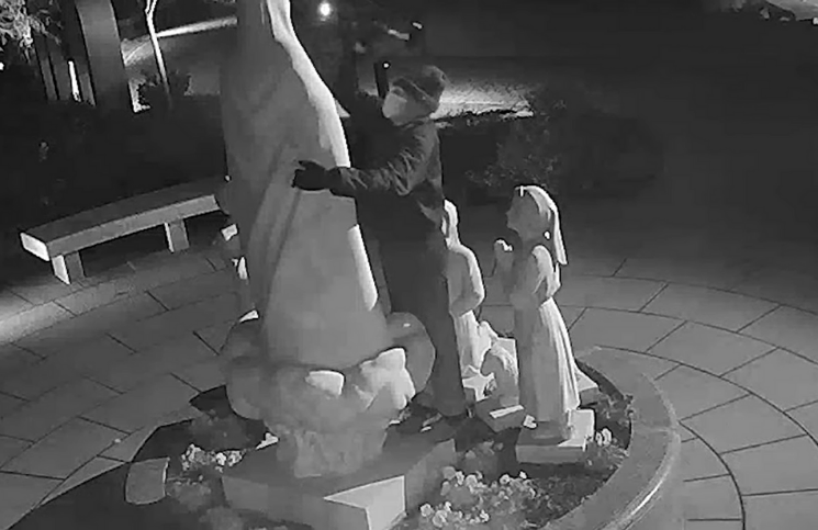 Video registra el terrible ataque a estatua de la Virgen María
