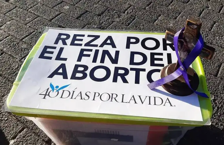 Rezar frente a una clínica de abortos podría ser considerado como violencia contra la mujer