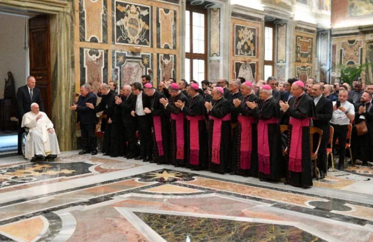 Papa Francisco critica la "moda litúrgica" anticuada en la Iglesia