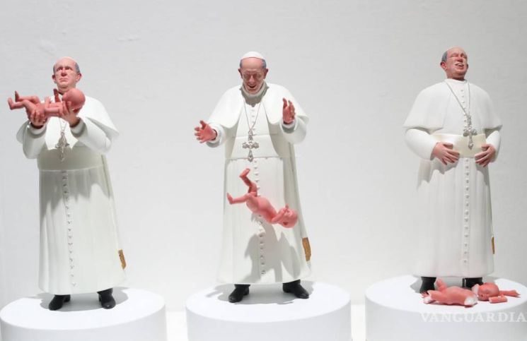 Sacerdote repudia escultura que muestra al Papa arrojando un bebé al piso