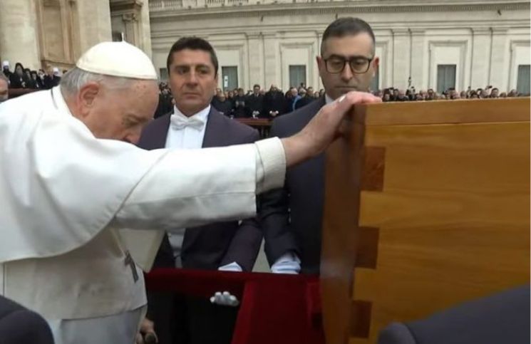 [Video] El emotivo gesto de despedida del Papa Francisco a Benedicto XVI