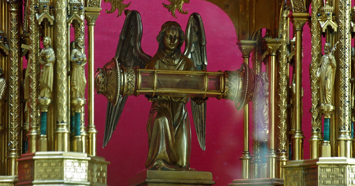 Esta iglesia conserva una reliquia única dos gotas de la sangre de Cristo