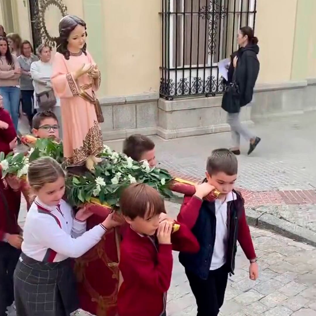 Procesión de la Virgen Niña llevada por pequeños escolares conmueve las redes