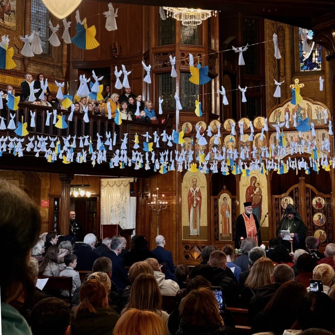 Con más de 500 ángeles de papel recuerdan a niños muertos en la guerra de Ucrania