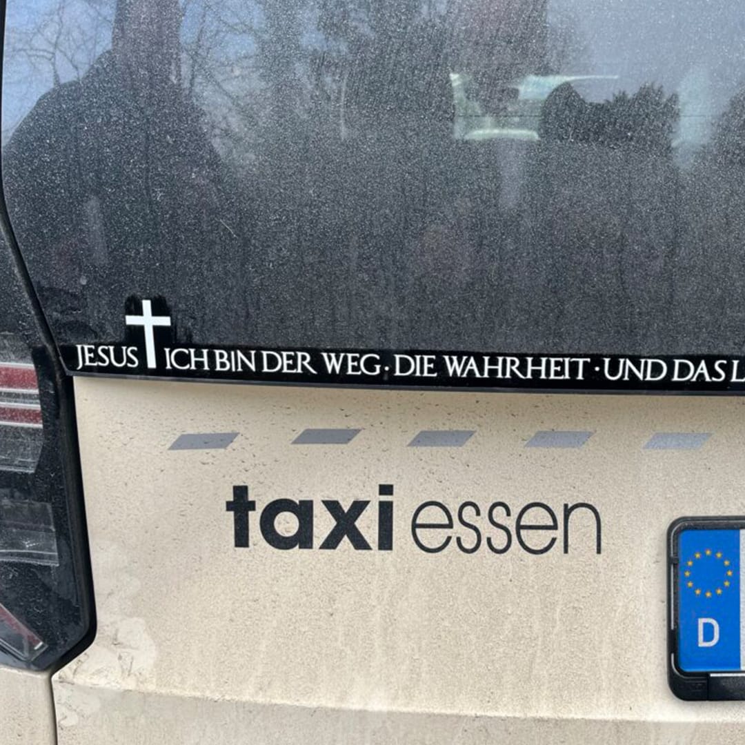 Multan a taxista por un sticker con frase de la Biblia