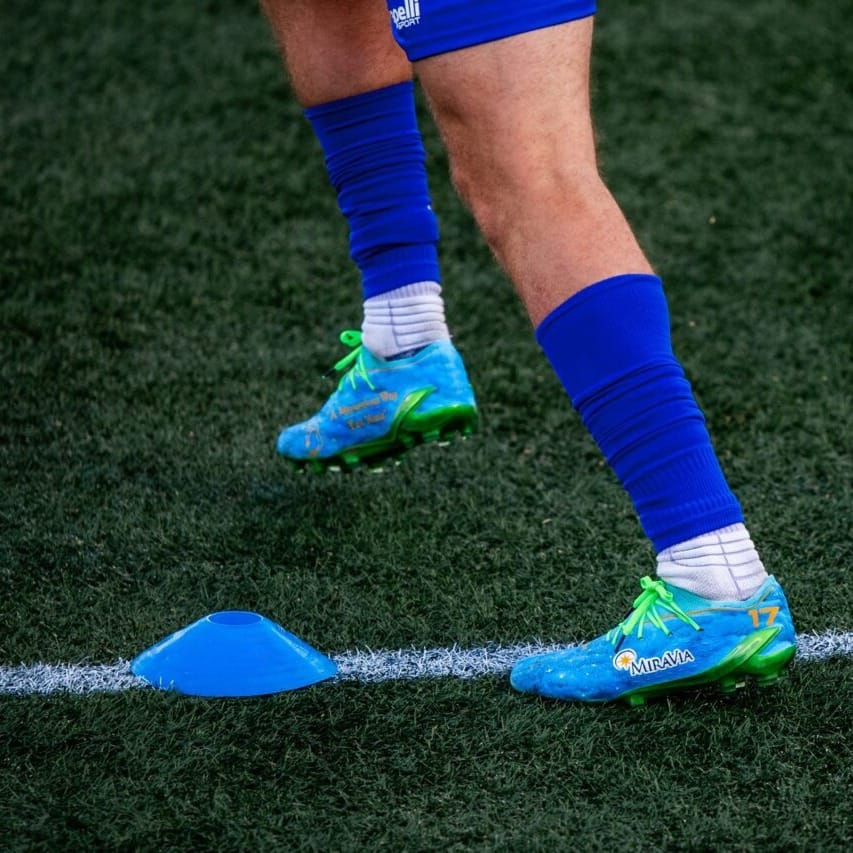 Futbolista católico usa zapatillas para auspiciar a organización provida.