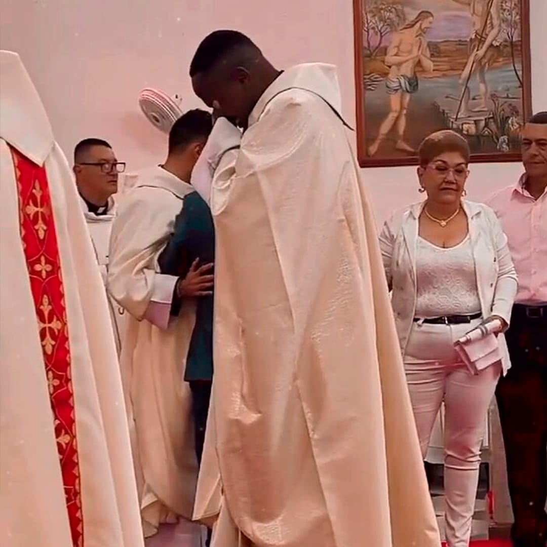 Las lágrimas de este joven al ser consagrado sacerdote conmueven a miles