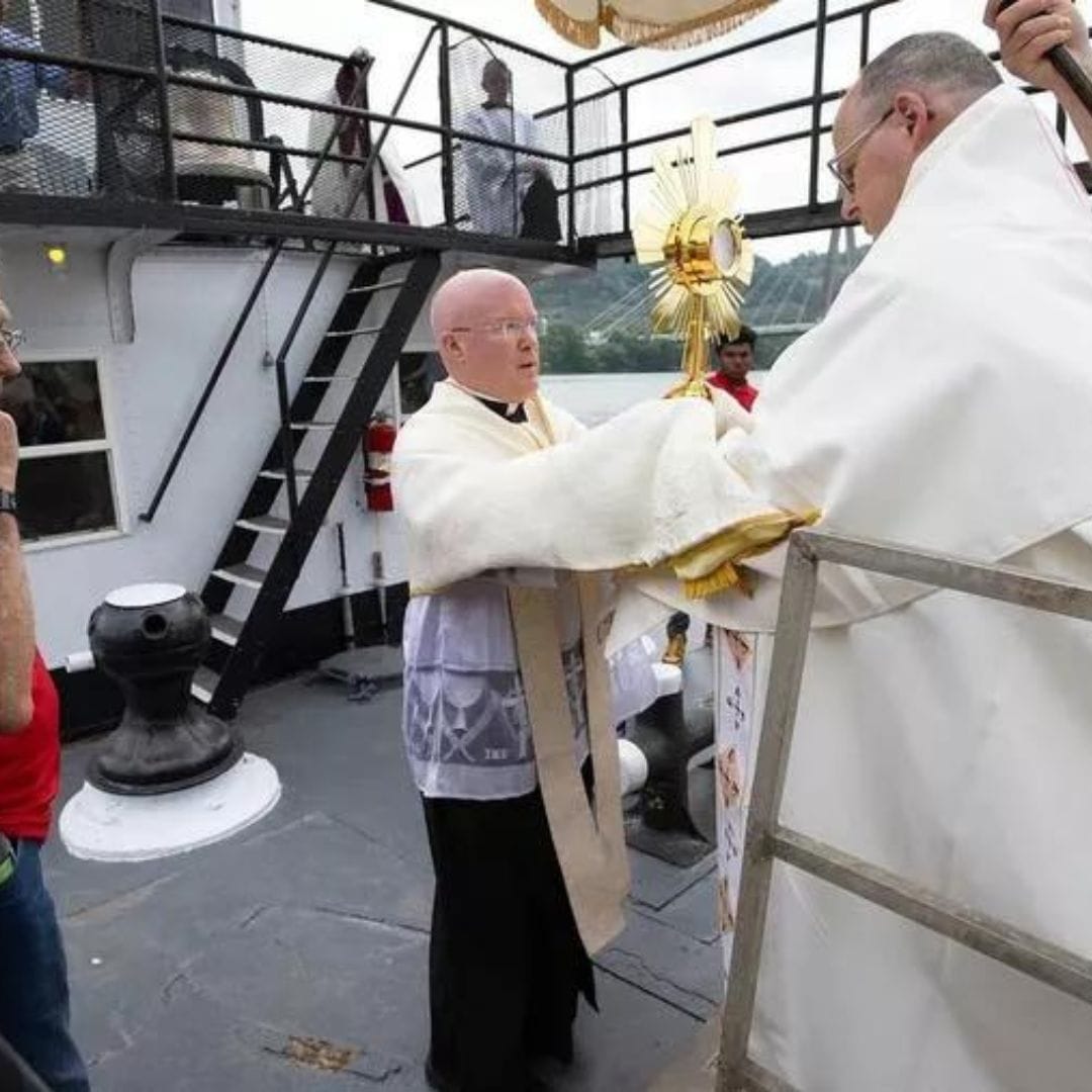 Este sacerdote caminó 65 días con Jesús Eucaristía y su vida 