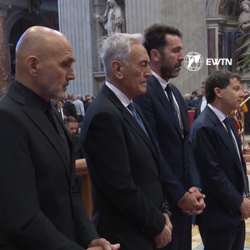 Miembros de la Selección Italiana de Fútbol se despiden del Papa Francisco en el Vaticano