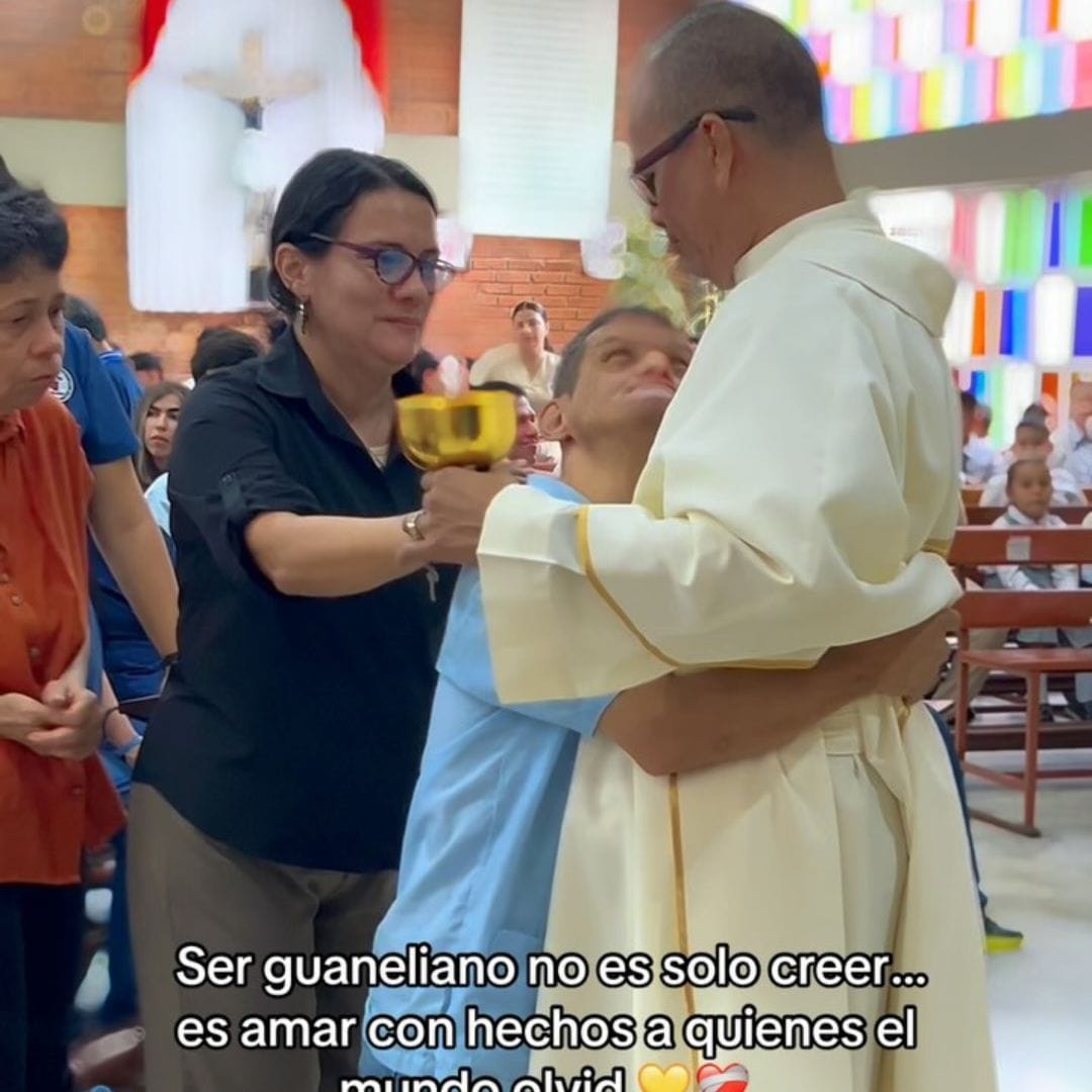 Cómo un verdadero padre: El abrazo de una persona con discapacidad a un sacerdote tras la comunión
