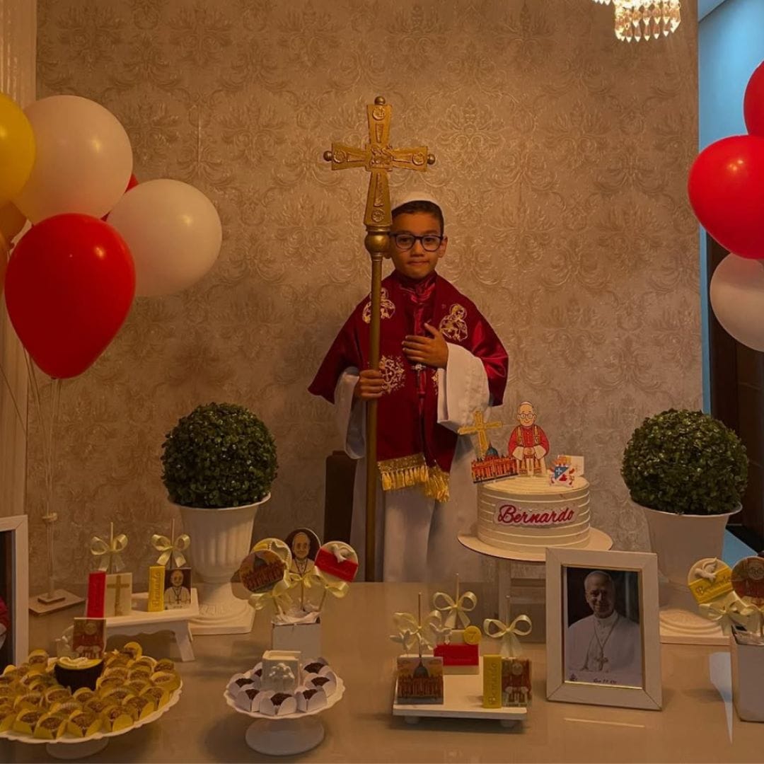 Niño de 6 años elige al Papa León XVI como tema de su cumpleaños y emociona al internet