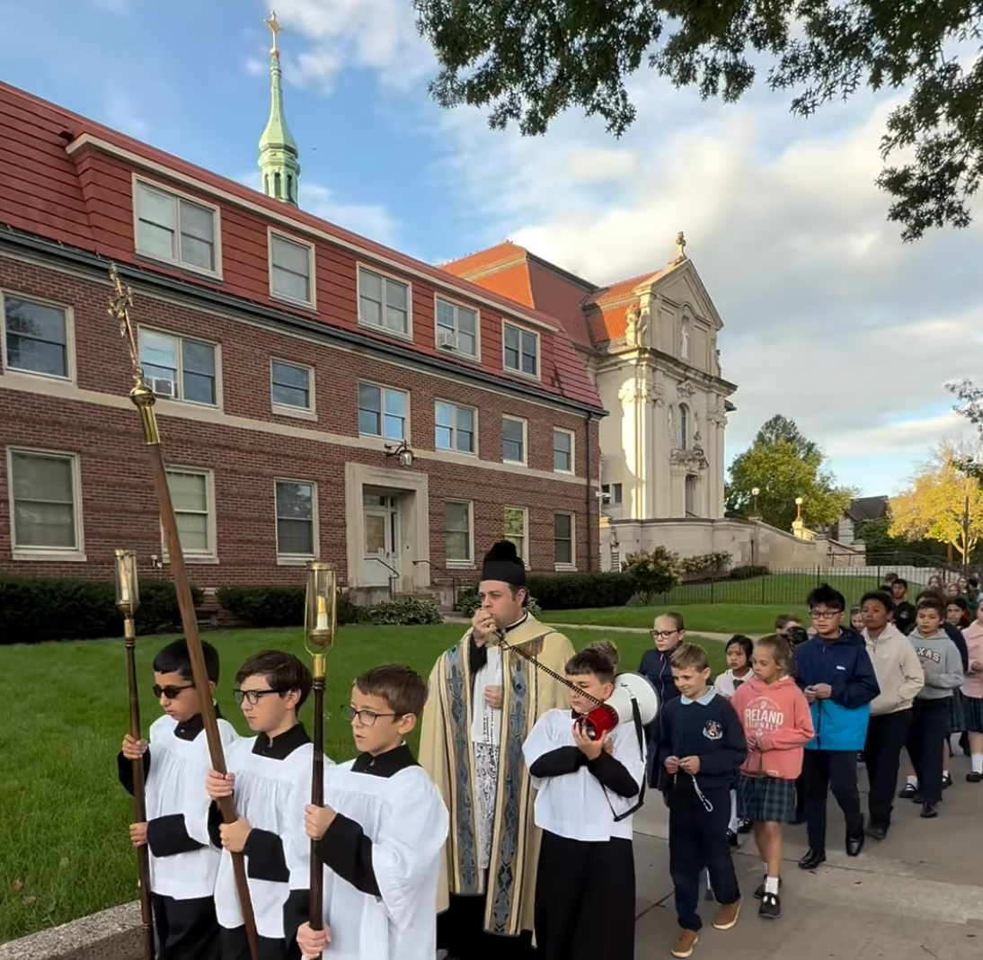Decenas de niños y adolescentes realizan procesión en su colegio rezando el Rosario