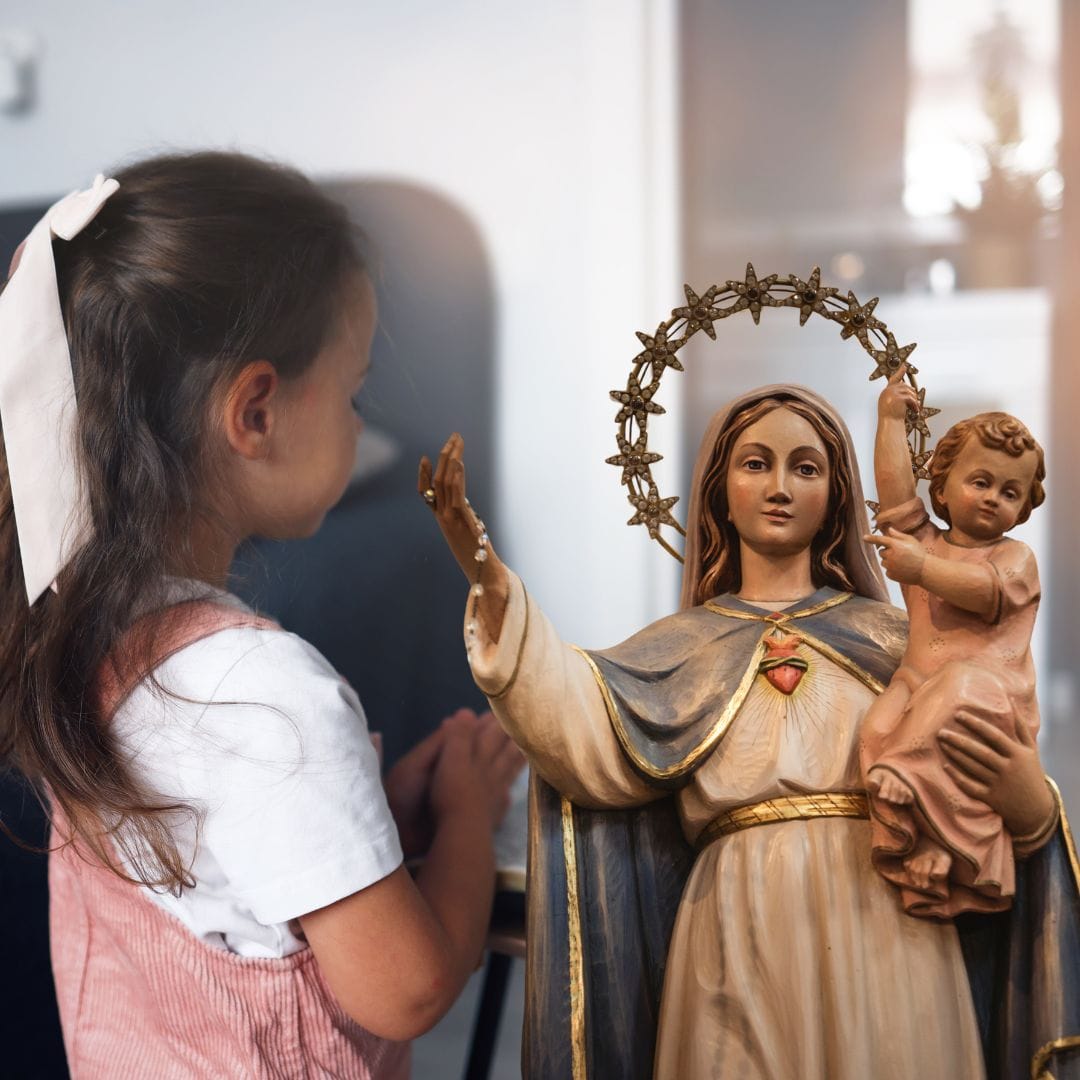 5 maneras de presentar el Rosario a los niños pequeños ¡y motivarlos a rezar!