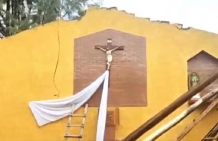 Colapsa techo de iglesia pero los santos resultaron intactos