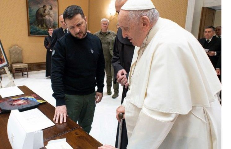 Polémica por el regalo que el presidente de Ucrania le dio al Papa Francisco