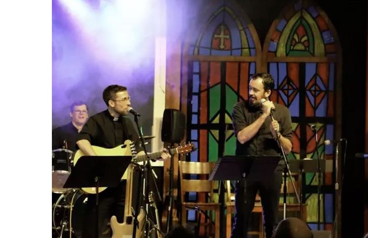 Sacerdotes lanzan grupo musical para ayudar a jóvenes en su viaje a la JMJ 2023