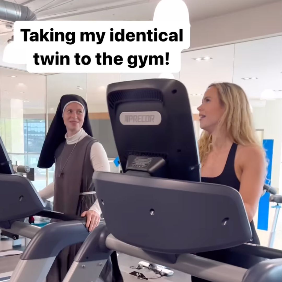 ¿Una religiosa en el gym? Influencer sacude las redes al llevar a su gemela al gimnasio