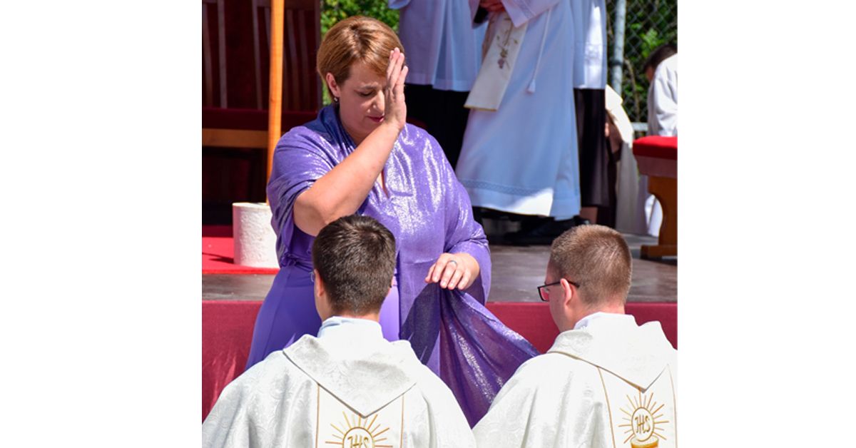 Madre de un diácono y dos sacerdotes se hace viral por darles su bendición