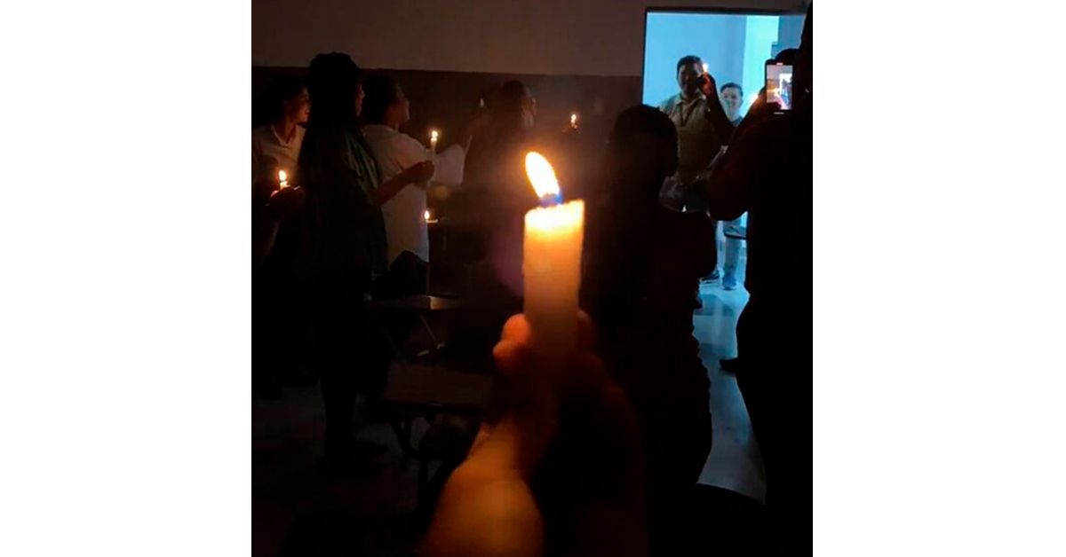 Viral: Universitarios reciben a maestro con canto al Espíritu Santo antes de difícil examen