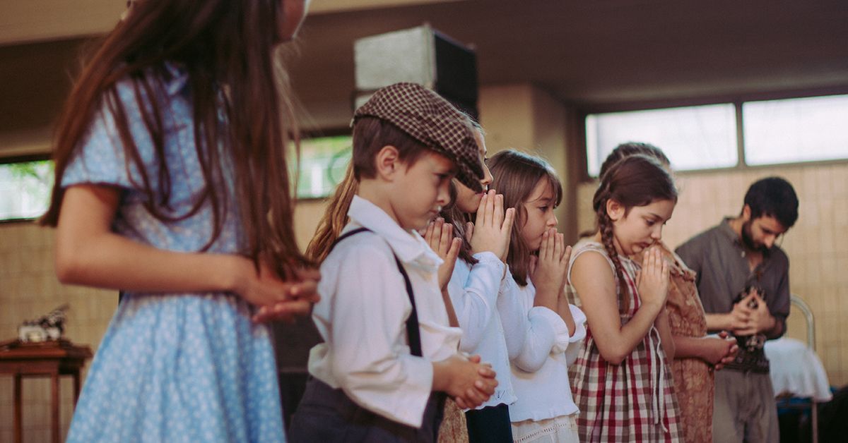 Enseñar la fe desde pequeños: 7 formas para ayudar a los niños a acercarse a Dios