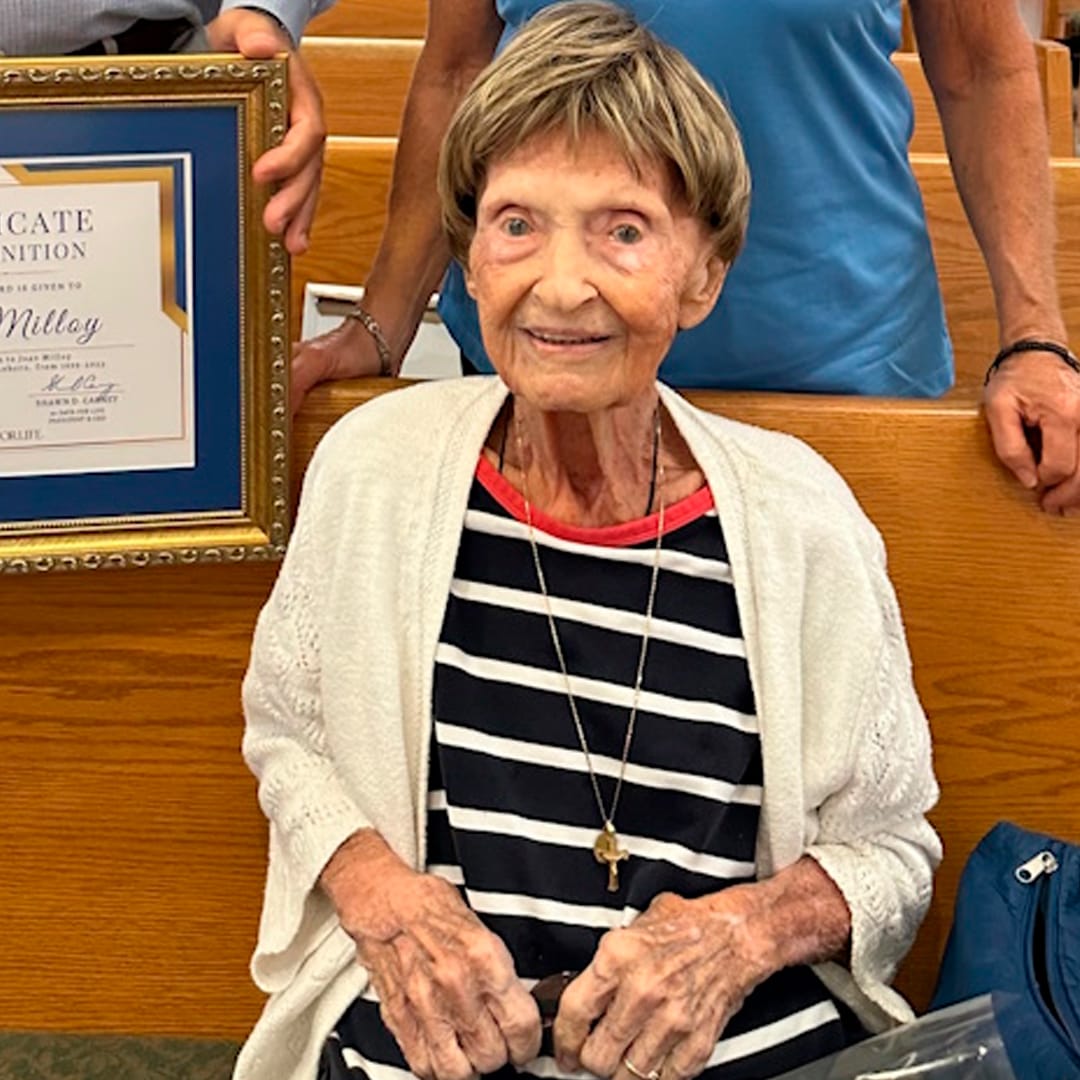¡Desde 1999! Anciana de 92 años reza todos los días fuera de una clínica abortista