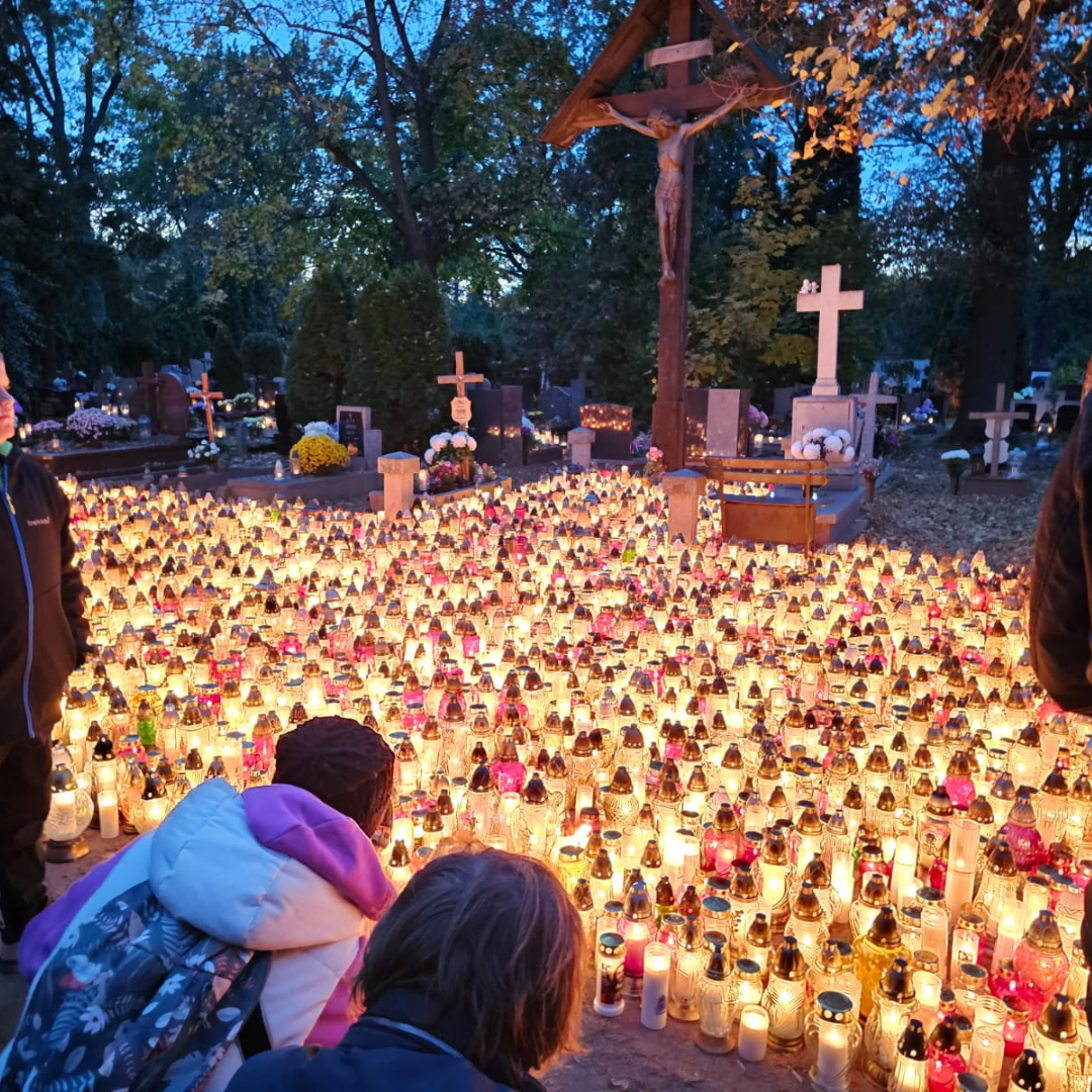 Una increíble tradición del Día de Todos los Santos: Un país entero reza por sus seres queridos fallecidos