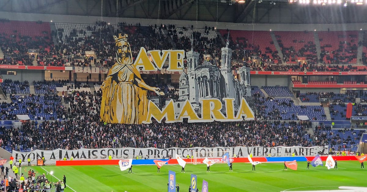 “Bajo la protección de María”: fans de equipo de fútbol rinden homenaje a la Virgen