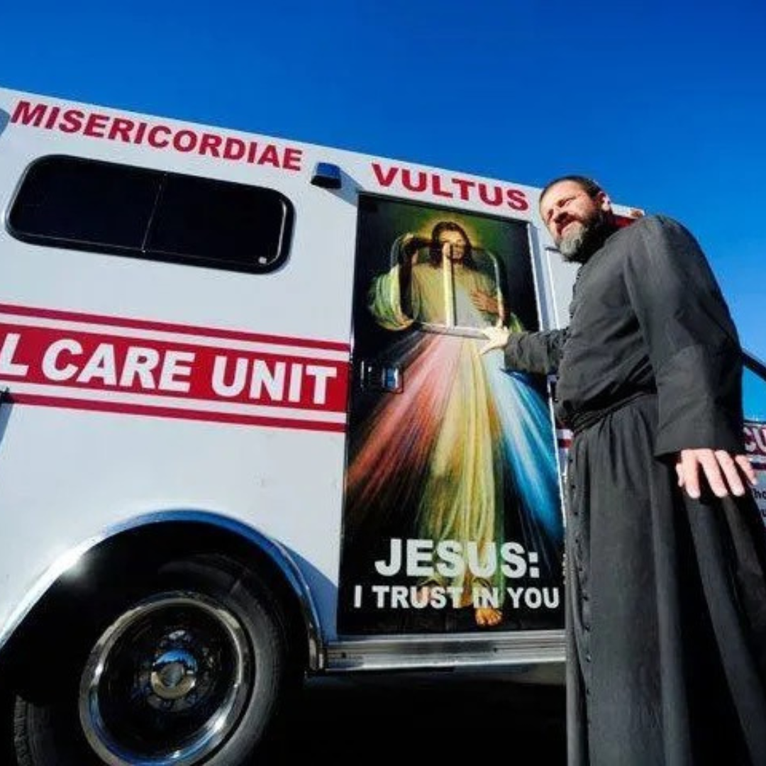 Sobre ruedas: comunidad religiosa utiliza ambulancia como confesionario móvil