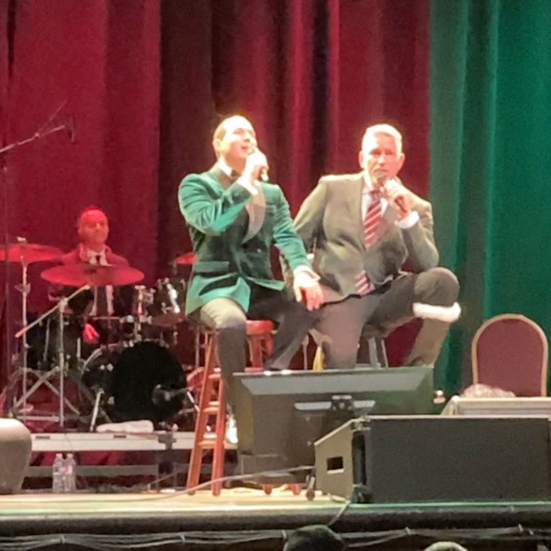 Jim Caviezel hace su "debut" como cantante en concierto de Navidad