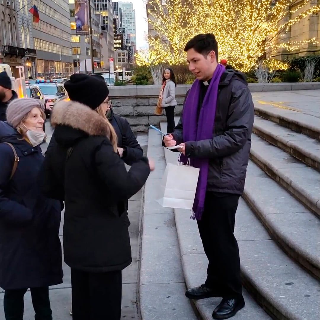 Seminaristas llevan la fe a las calles y ofrecen oraciones por las necesidades de los transeúntes