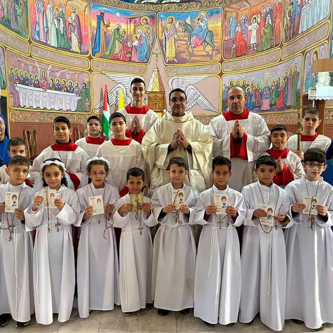 Niños de Gaza reciben la primera comunión en medio de la guerra