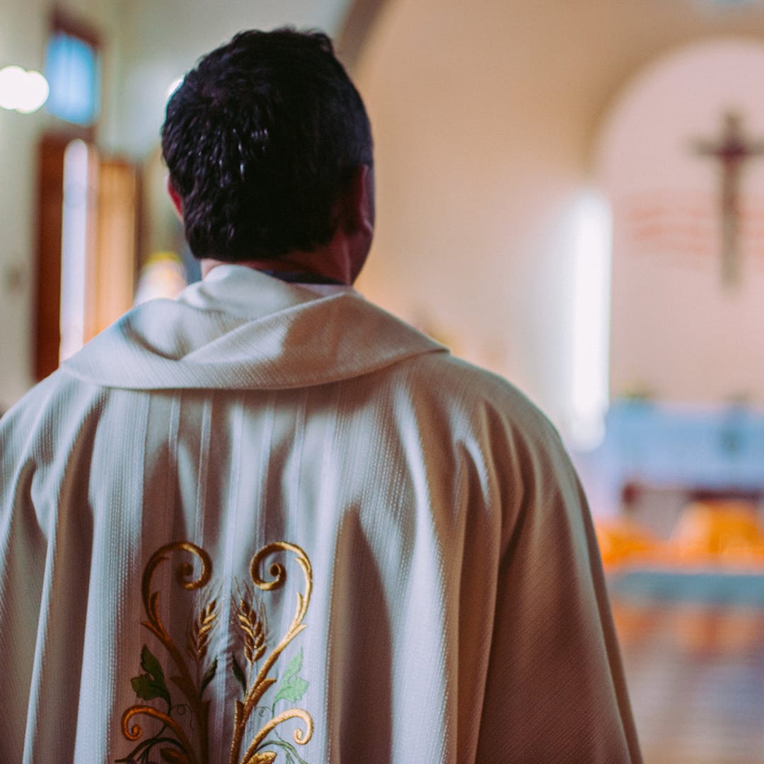 6 oraciones que puedes rezar para pedir por los sacerdotes