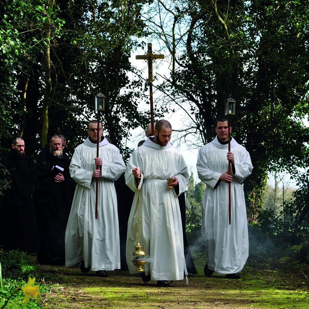 Estos monjes benedictinos se dedican a la adoración perpetua del Santísimo Sacramento