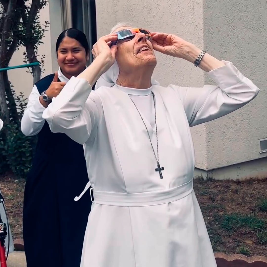 La tierna reacción de esta religiosa ante el eclipse se hace viral