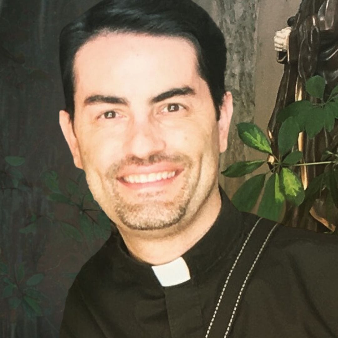 Querido sacerdote influencer es diagnosticado con tumor y pide oraciones