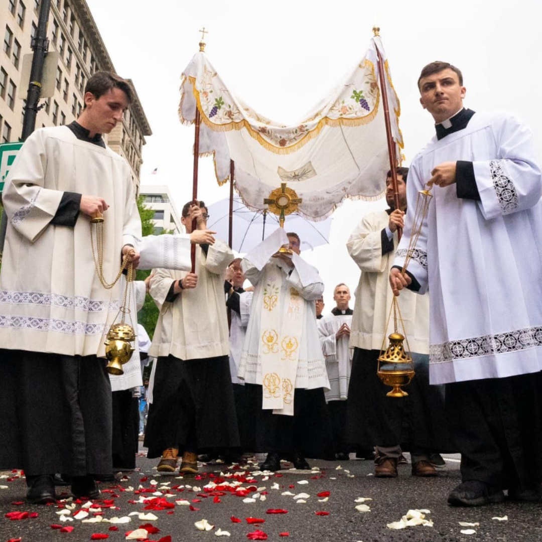 La poderosa razón que hace necesarias las procesiones eucarísticas en las calles