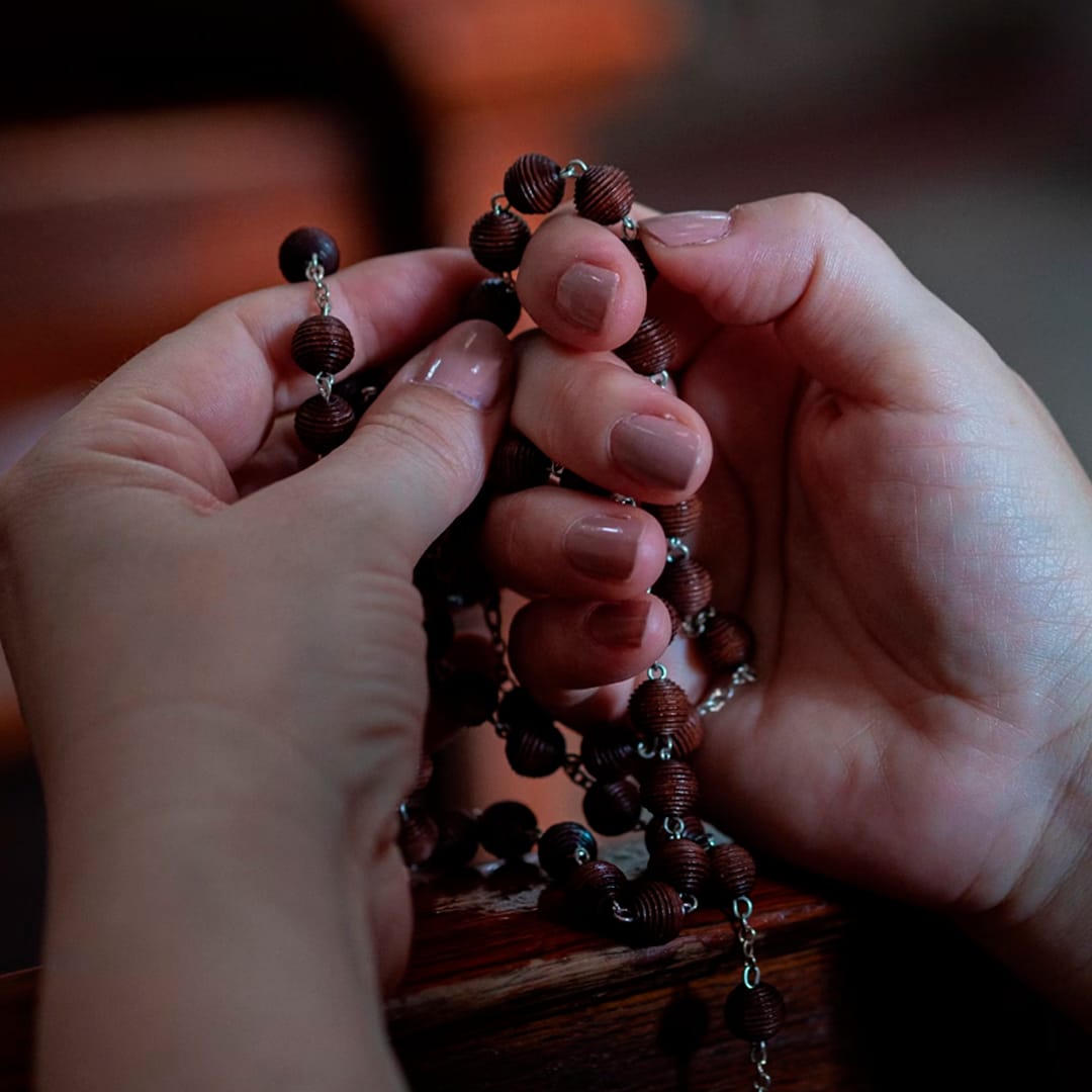 "La Virgen lo hizo posible", mujer enferma rezó el rosario por internet y ocurrió algo extraordinario